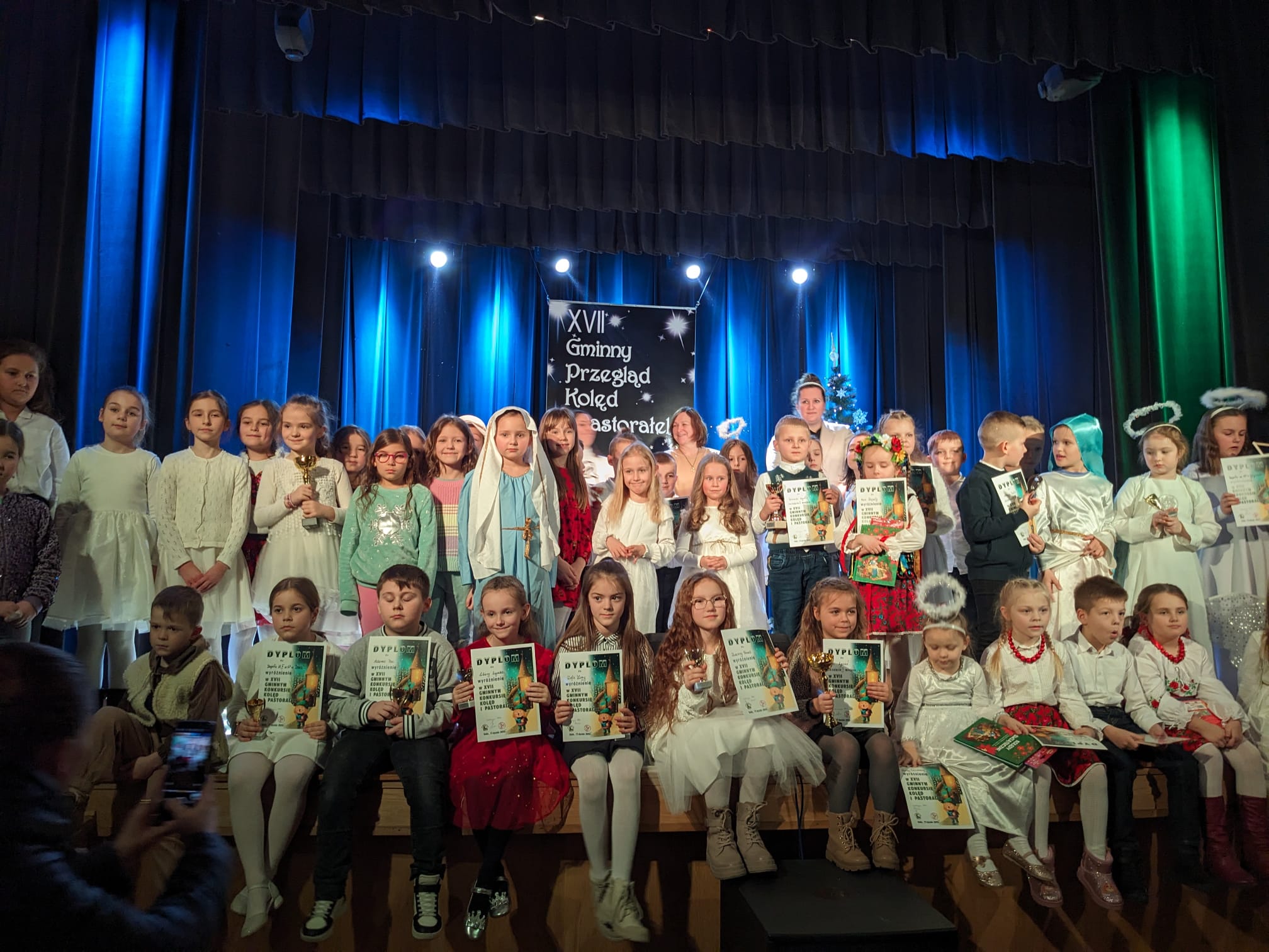 UCZNIOWIE KLASY I D I II C LAUREATAMI XVII GMINNEGO KONKURSU KOLĘD I PASTORAŁEK