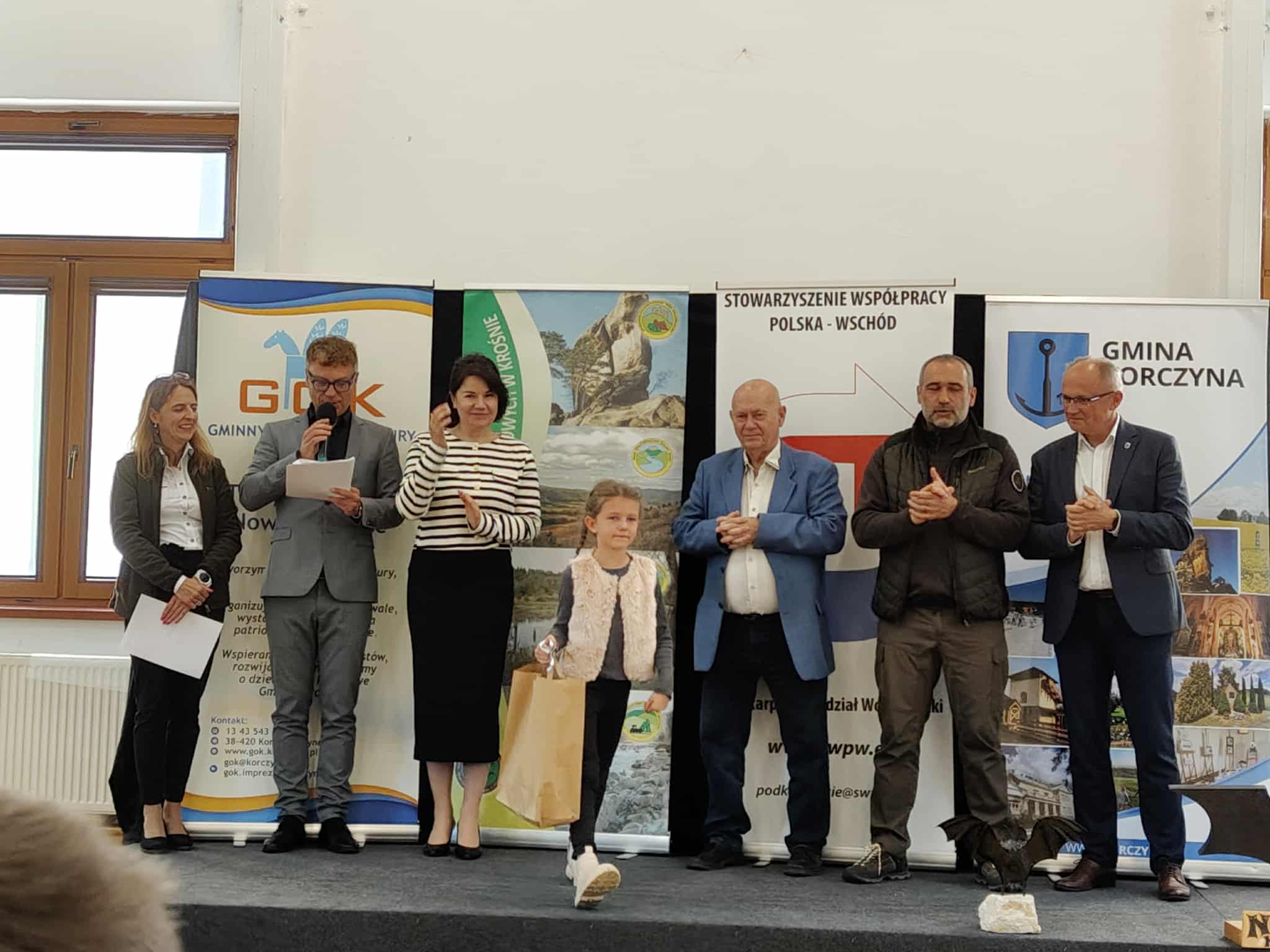 Dziewczynki z klasy 3c i 6b laureatkami konkursu plastycznego „Nietoperz – bohater lasu”