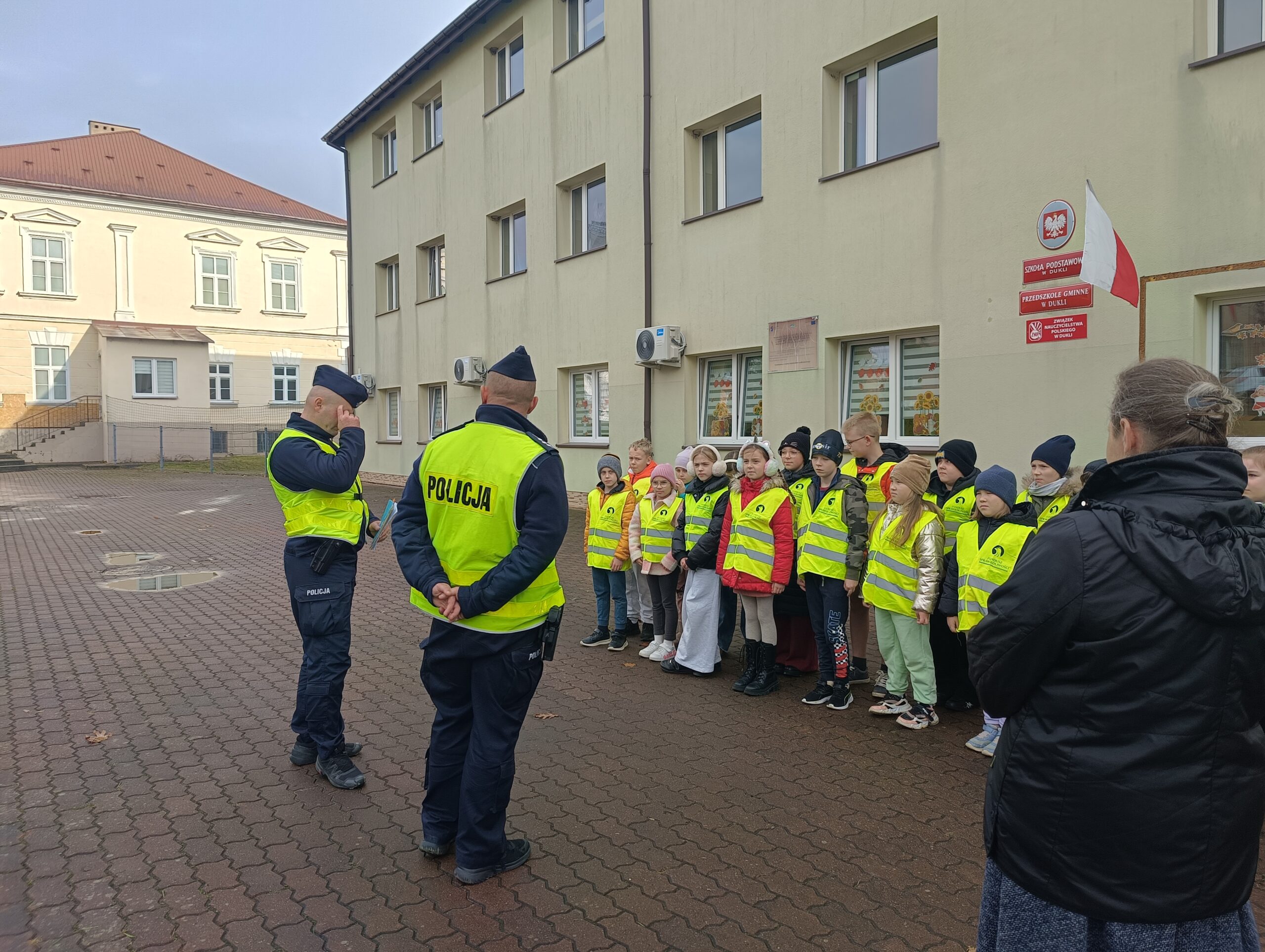 UCZNIOWIE KLASY 3 C W DZIAŁANIACH PREWENCYJNYCH Z POLICJANTAMI