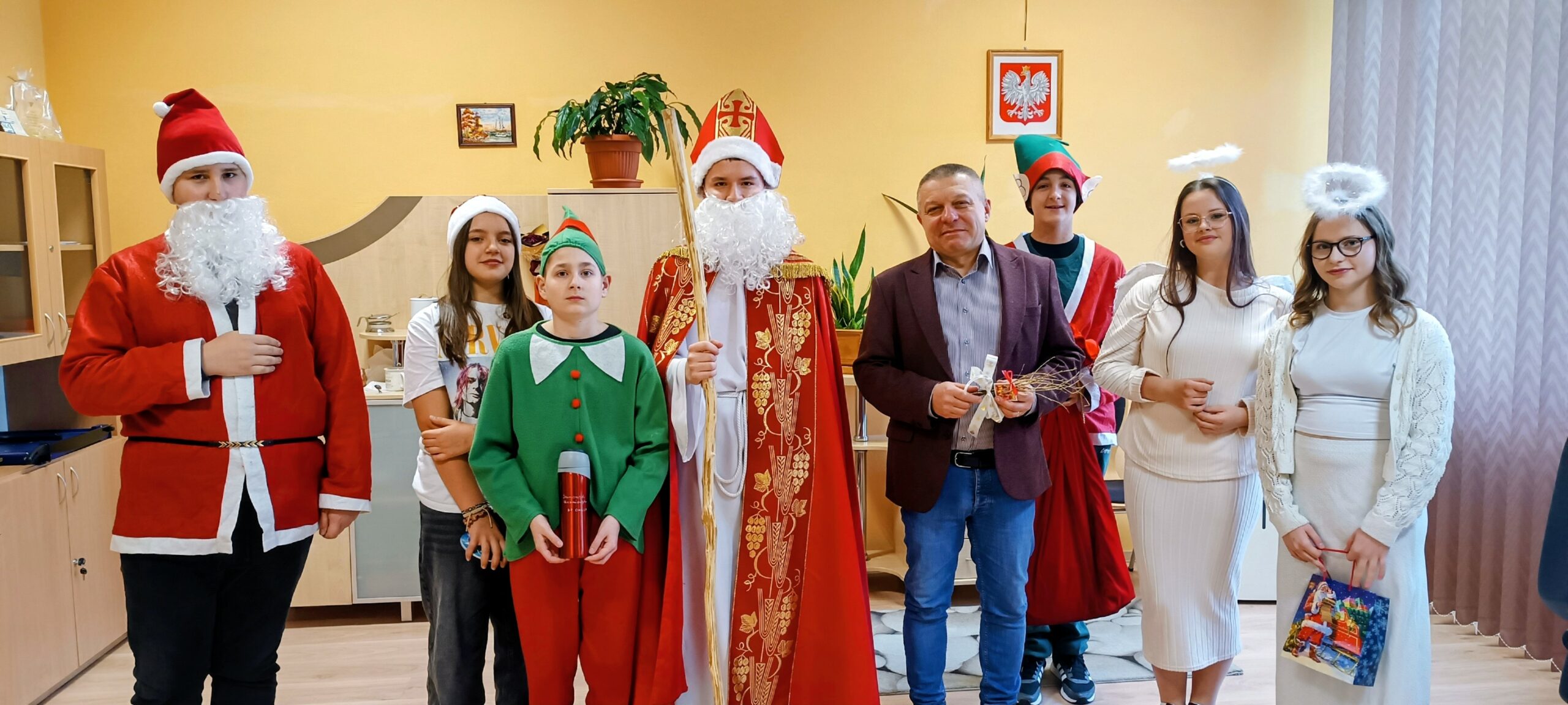 Wizyta św. Mikołaja i pomocników w szkole przy ul. Armii Krajowej