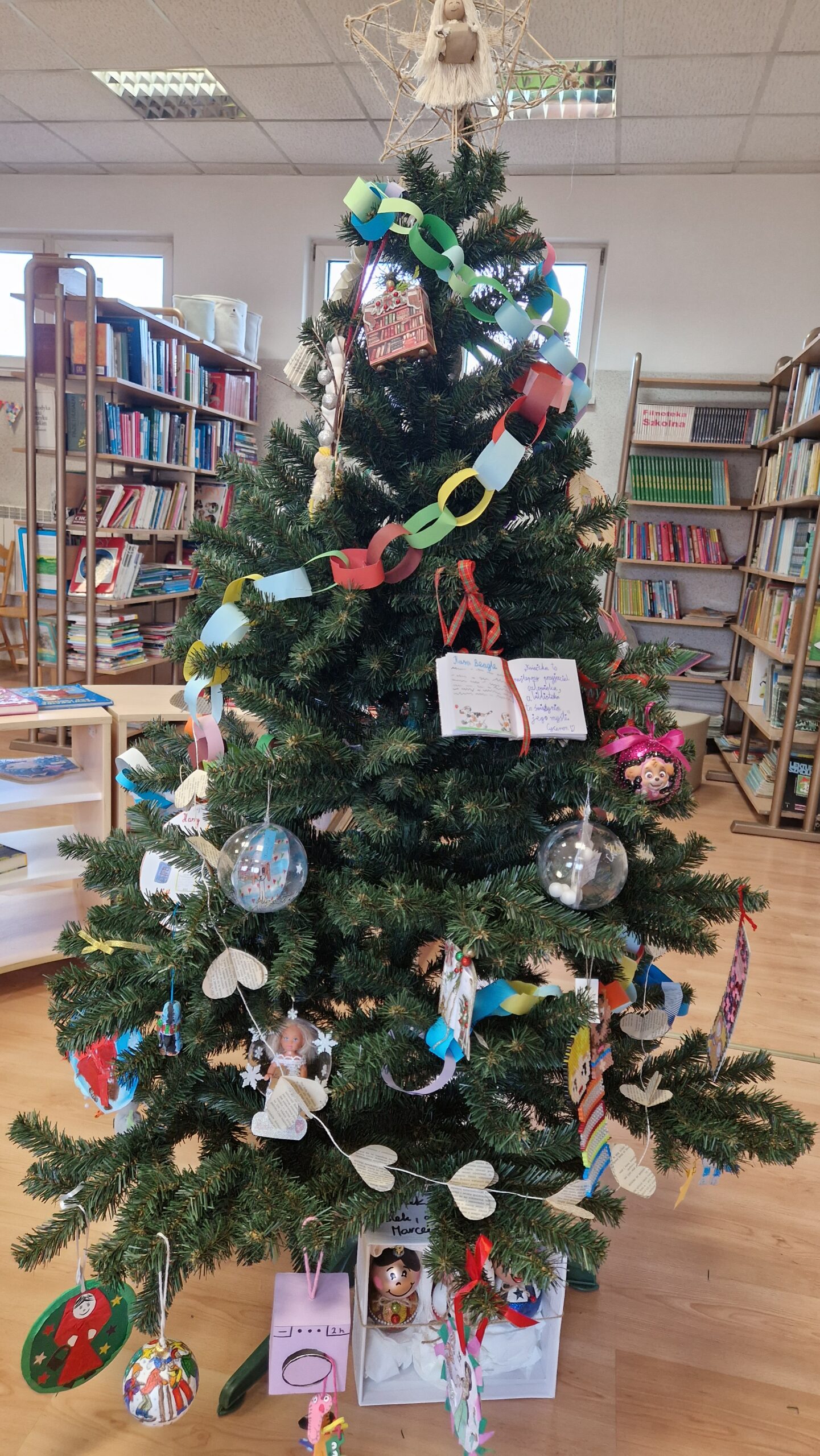 Literacka choinka w bibliotece – podsumowanie konkursu plastycznego