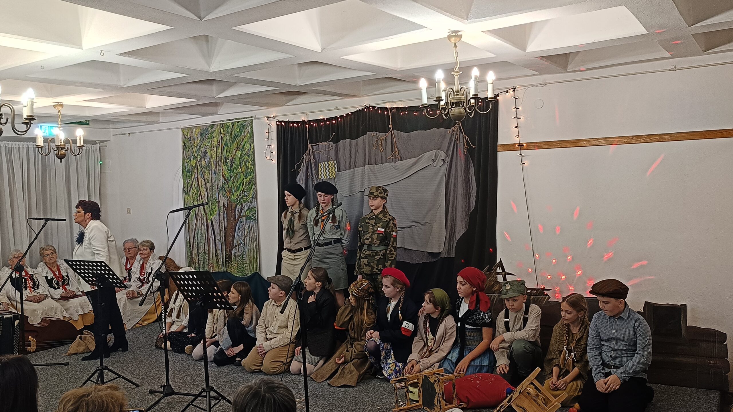 Występ uczniów z klasy  3c i 6b podczas wieczoru autorskiego