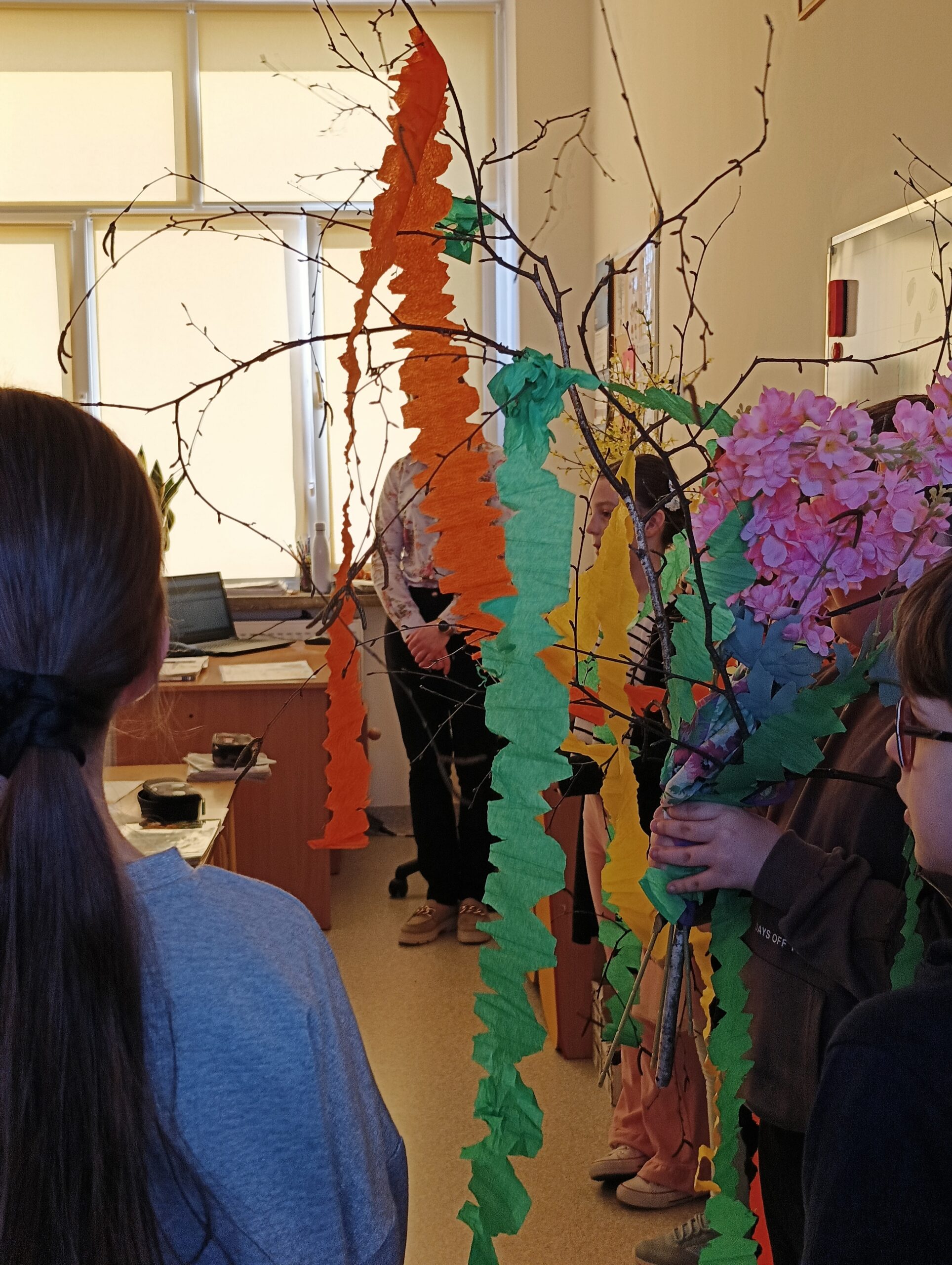 UCZNIOWIE 3 C WITAJĄ WIOSNĘ DAWNYM ZWYCZAJEM